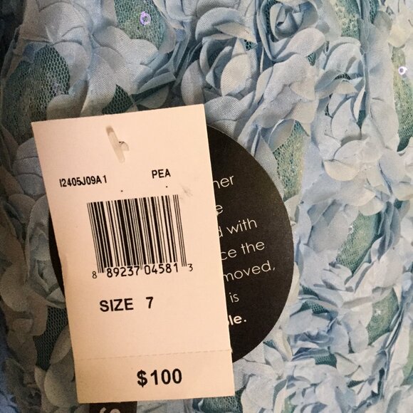 unique brand new 3D flower intricate design dress for sale - Picture 4 of 4